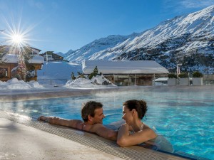 Skiopening in Obergurgl: Relaxen im Pool des Hotel "Hochfirst"? Muss einfach sein, dann dann lässt es sich leicht ganz bewusst aktiv sein!